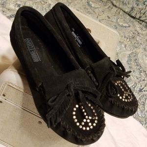Minnetonka peace  moccasins black suede size 6